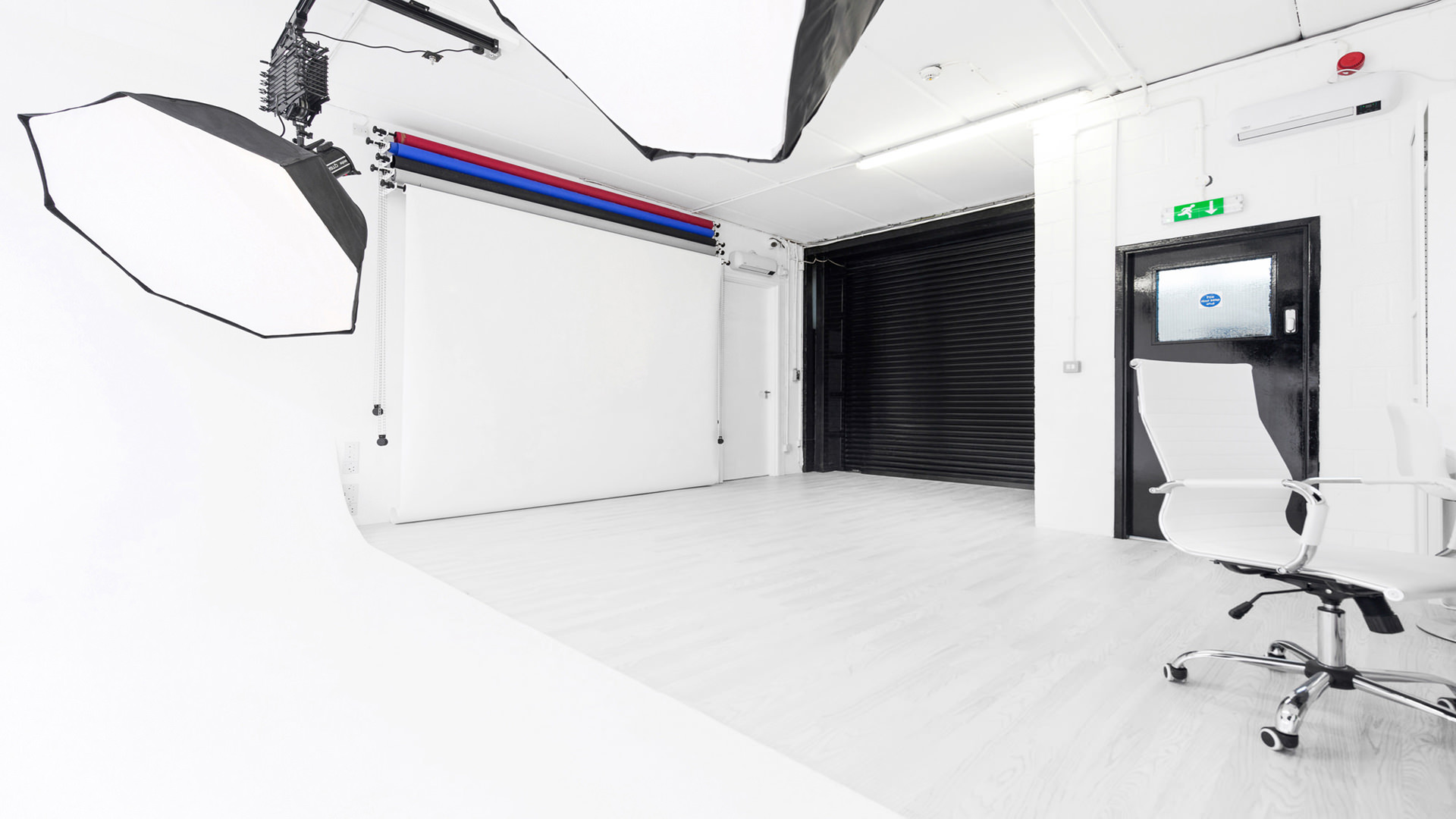 上海辦公室裝修純白色調(diào)攝影棚裝修設計-第5張圖片-上海古都建筑設計集團